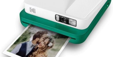 KODAK Smile Classic Digital Instant Camera with Bluetooth (Green) 16MP Pictures, 35 Prints per Charge – Includes Starter Pack 3.5 x 4.25″ ZINK Photo Paper, Sticker Frames Edition